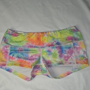 Fleo Red and Pink Athletic Shorts Vibrant and Form-Fitting